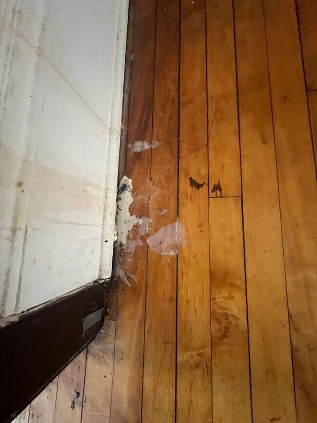 Building Photo - Spacious 2BR/1BA in Prime East Side Locati...