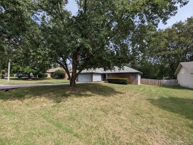 Building Photo - Kickapoo High District w/ Walk-In-Closet