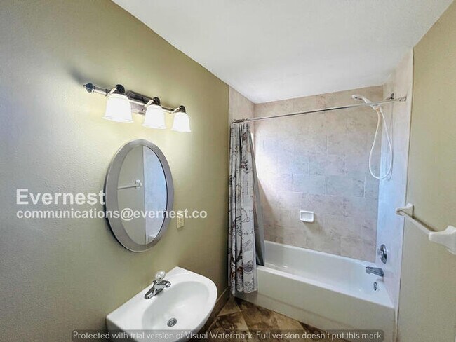 Building Photo - 6 Bed/4 Bath Home with Garage / Pet-Friendly / Available Now!