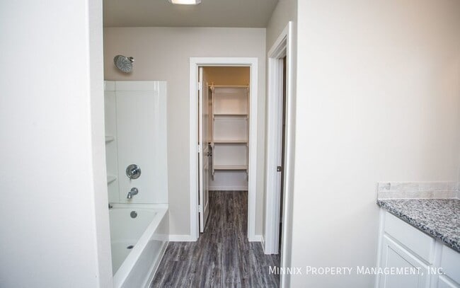 Building Photo - 1924 Langford Ave