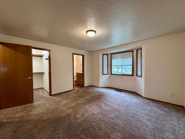 Building Photo - Adorable and Spacious!! Troutdale Duplex in Cul-de-sac!!