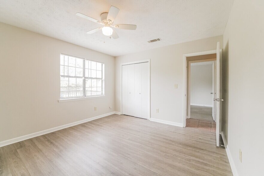 Building Photo - 1061 Lombardy Way