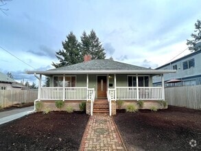 Building Photo - Newly Renovated 3 bed 2 bath With Huge Bac...