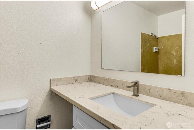 Building Photo - 3 Bed 2 Bathroom Edmonds Condo!