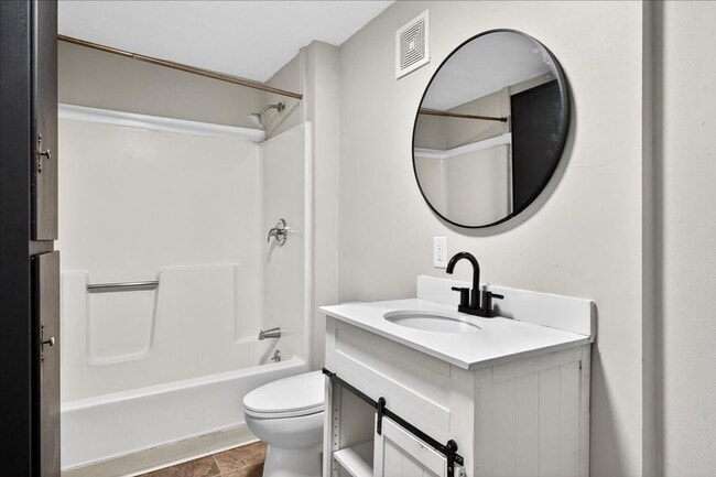 Building Photo - 4 Bedroom, 1.5 Bath house in Shelby Park, Fenced, Off-street Parking, Pets OKAY!