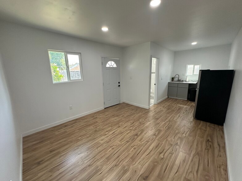 Building Photo - 9453 Greening Ave