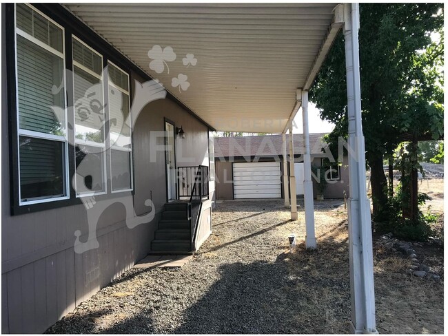 Building Photo - 3 Bed 2 Bath