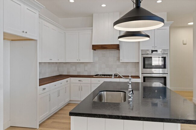 Building Photo - Amazing Home in Gold Canyon backing to Sta...