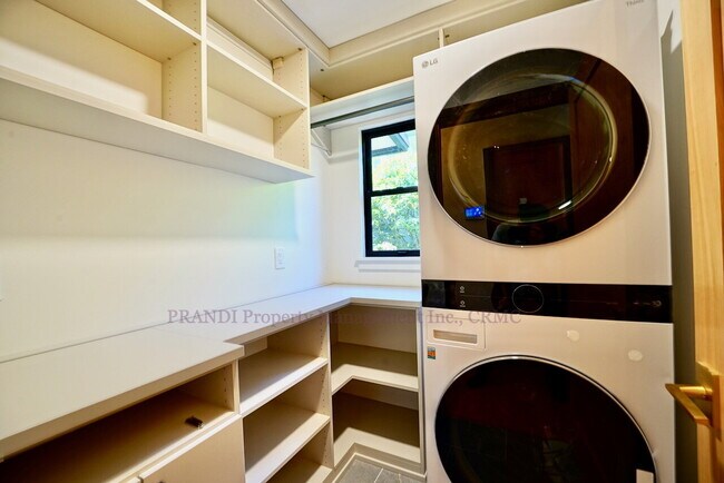 Building Photo - Unmatched Quality and Unparalleled Views F...