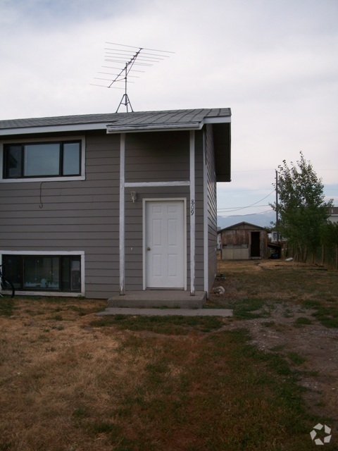 Building Photo - 2 Bedroom 1 Bath Duplex - NEW LOW PRICE