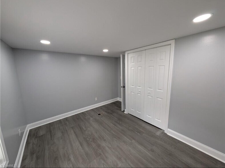 Building Photo - 344 Wilshire Dr