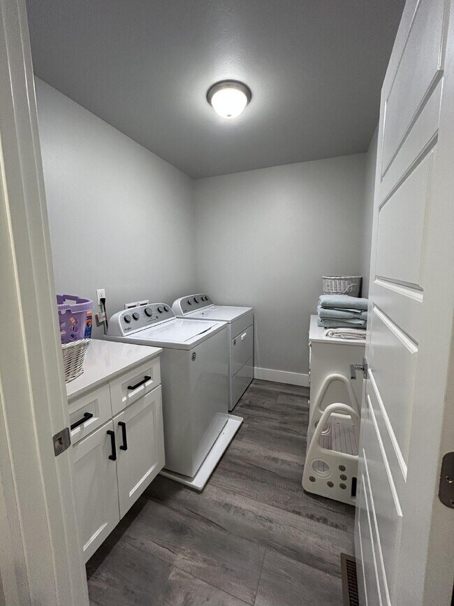 Building Photo - Beautiful Fully Furnished 3 Bed, 2.5 Bath Townhouse on Corner Lot