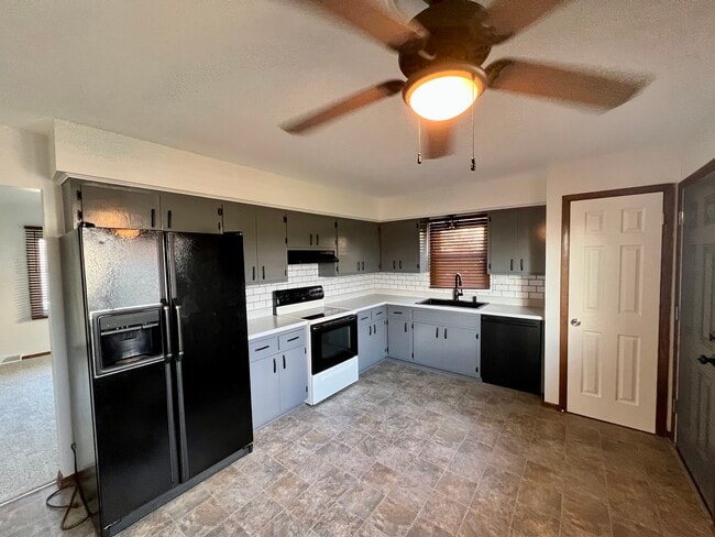 Kitchen - 1329 Fleetfoot Dr