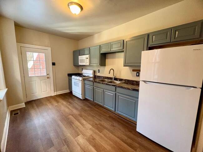 Building Photo - 3 Bedroom 1 Bathroom in Harrisburg!