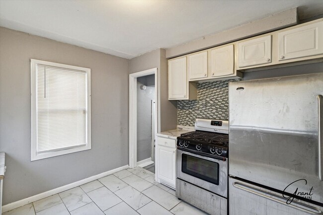 Building Photo - 3 bedroom bungalow - $1325