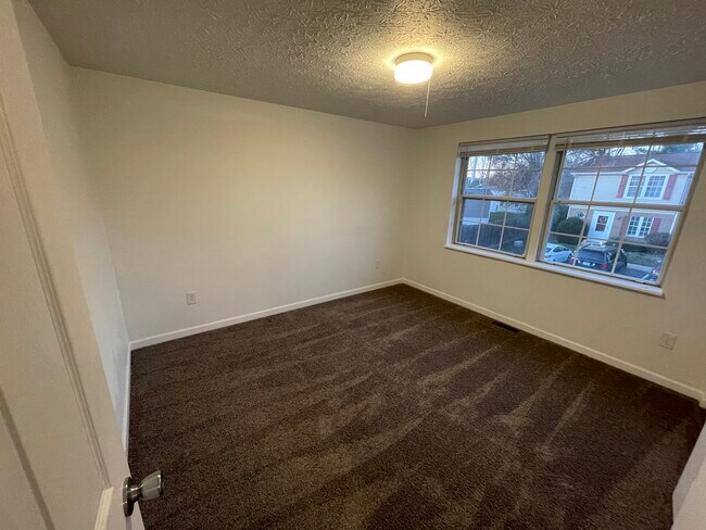 Building Photo - 2133 Chapel Dr