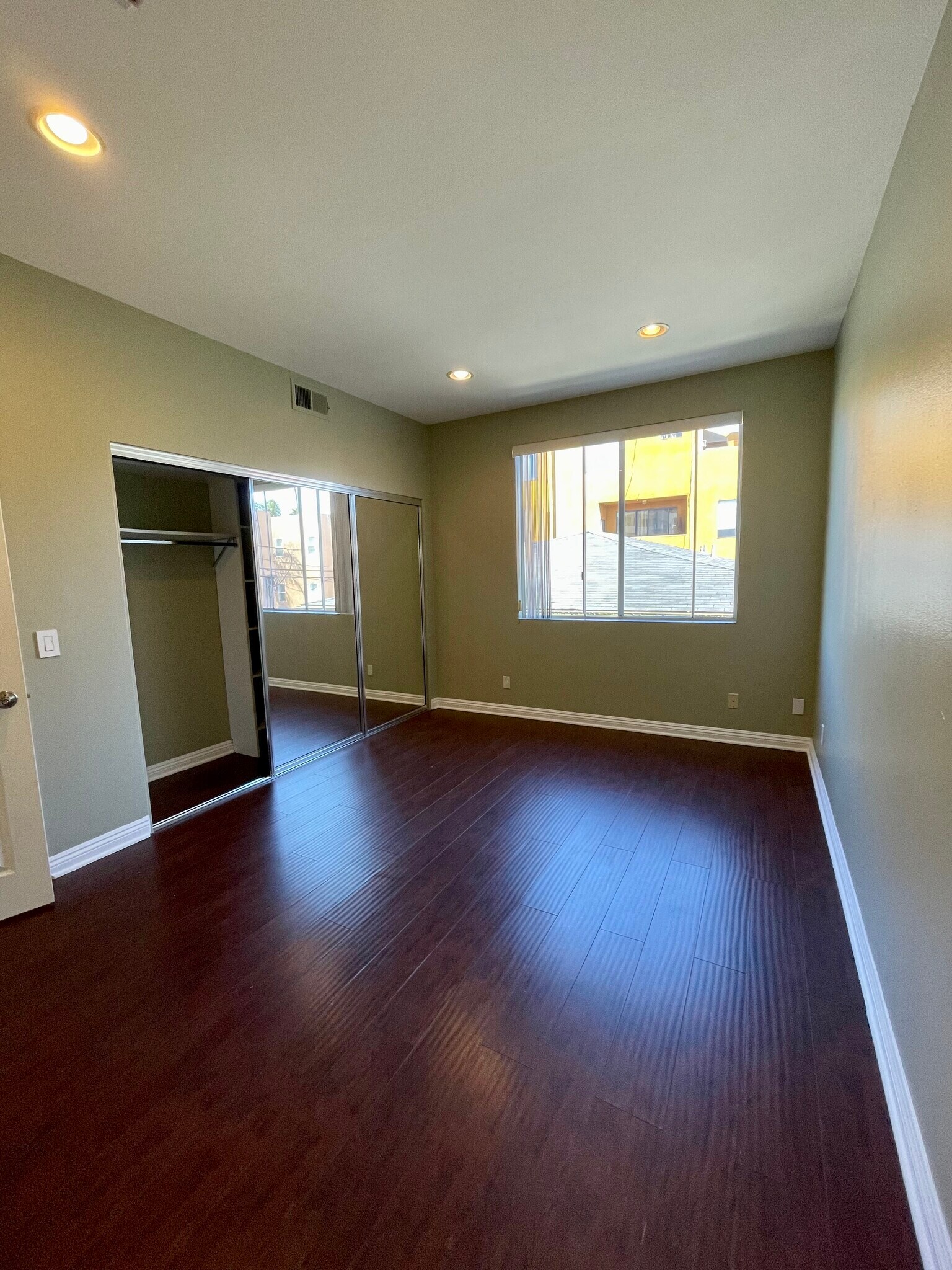 Main bedroom - 812 N Hudson Ave