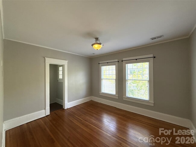 Building Photo - 421 Hawthorne Ln