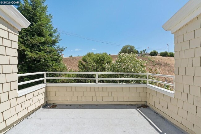 Building Photo - 660 La Casa Via