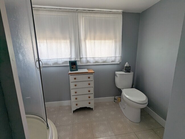 Building Photo - 12 Cove Rd