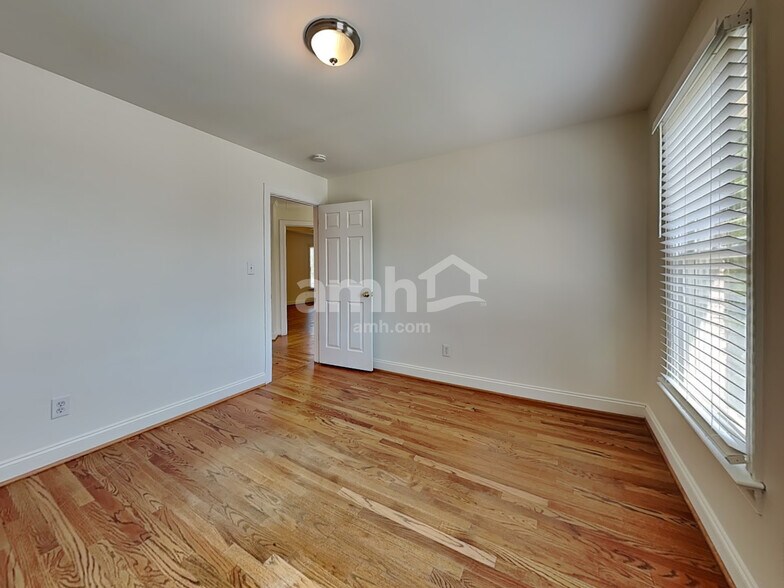 Building Photo - 2402 Clovelly Ct