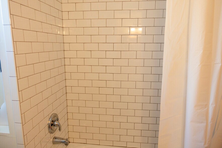 Tile Shower / Bathtub - 30 Royal St