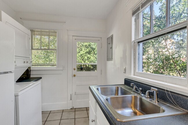 Building Photo - Charming Sylvan Park Shotgun Apartment in a Darling Triplex!