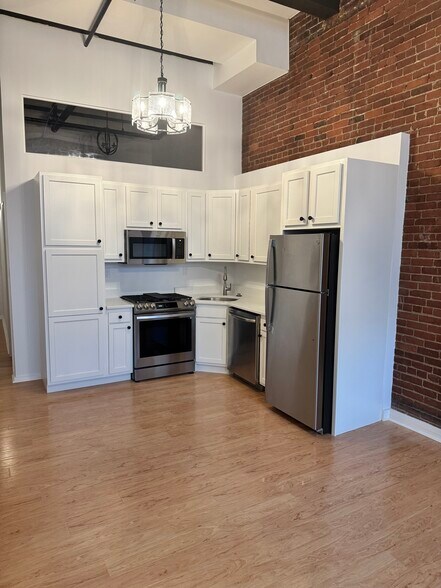 Building Photo - 262 Friend St