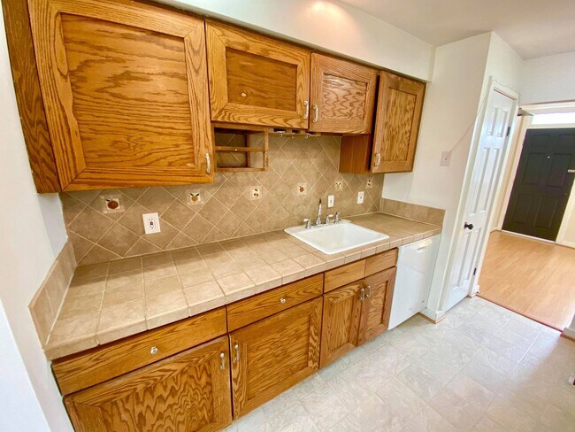 Building Photo - Charming 1BR with 1.5 Baths and Bonus Basement Room in the Heart of Ridgley’s Delight