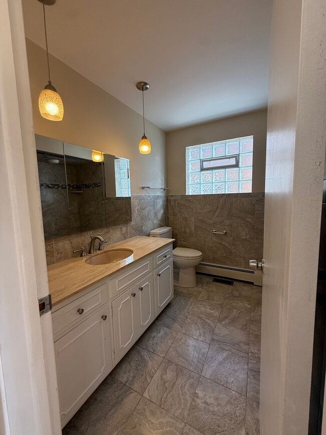 Building Photo - 8604 W Carmen Ave