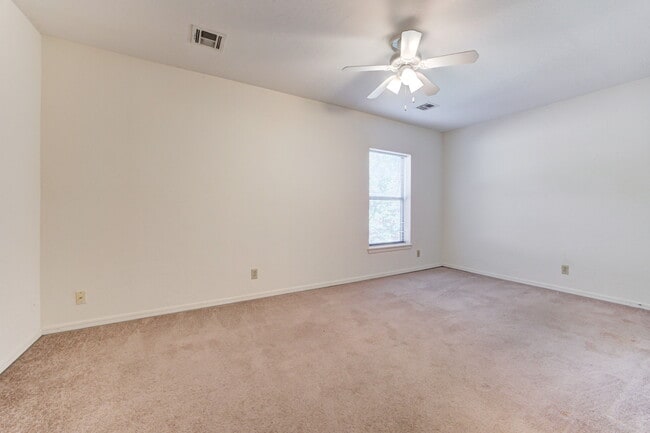 Building Photo - 604 S Flood Ave