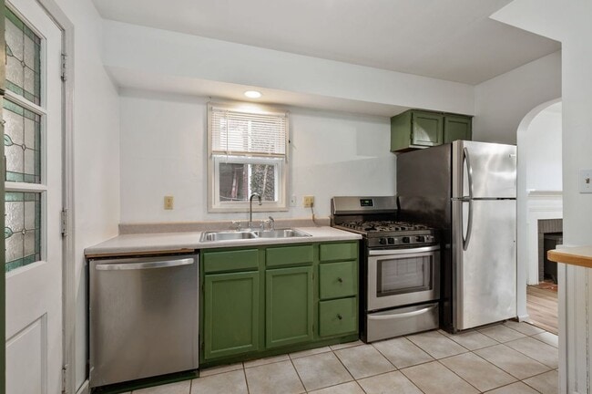 Building Photo - Recently Updated 3 Bedroom Cape Cod Home In Brookline.  Available Immediately.