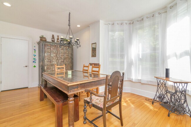 Building Photo - 48 Stelfox St