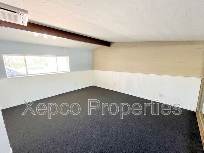 Building Photo - 1680 E Mesquite Ave