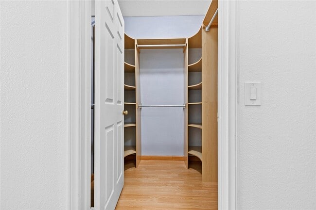 Building Photo - 16940 Chatsworth St