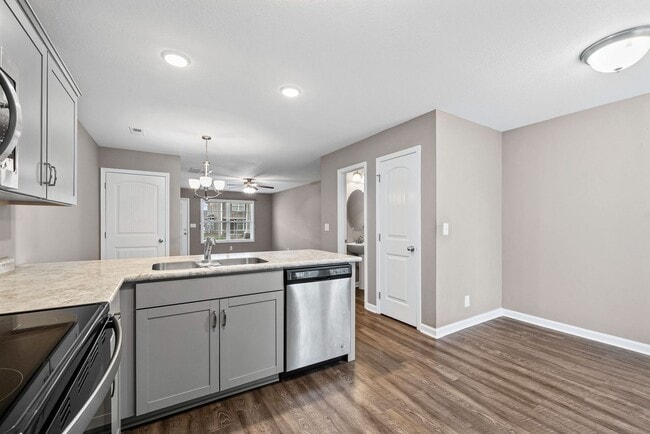 Building Photo - 2 Bedroom Condo For Rent With Community Swimming Pool!