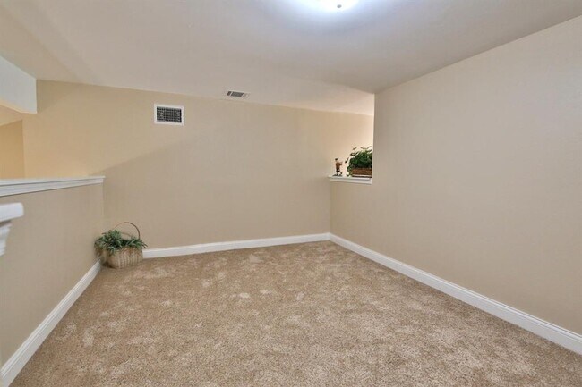 Building Photo - 3880 Williamsburg Cir