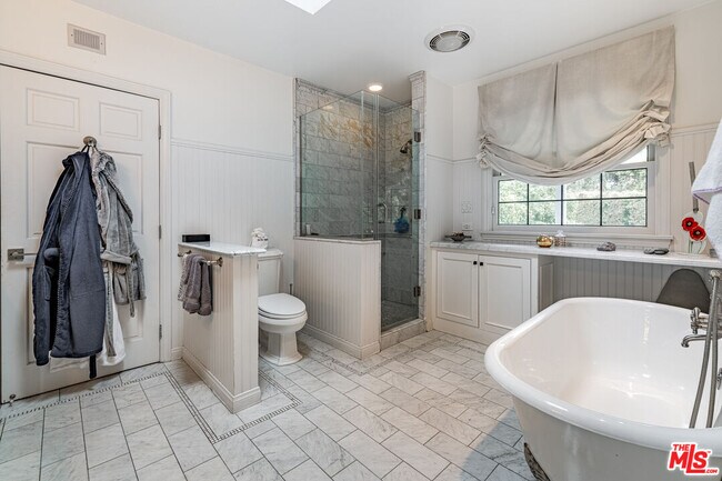 Building Photo - 1438 San Ysidro Dr