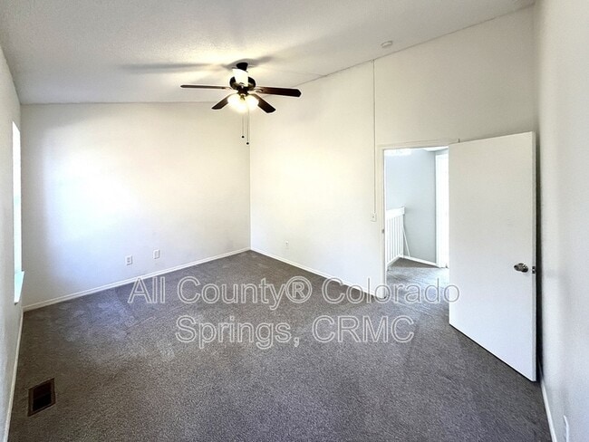 Building Photo - 2058 Palm Dr