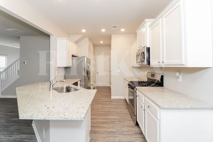 Building Photo - 305 Pinewood Dr