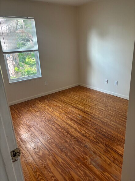 Building Photo - 204 9th St