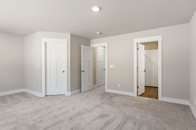 Building Photo - Craftsman 3BD Townhome Near Downtown Greenville | Garage + Granite Kitchen