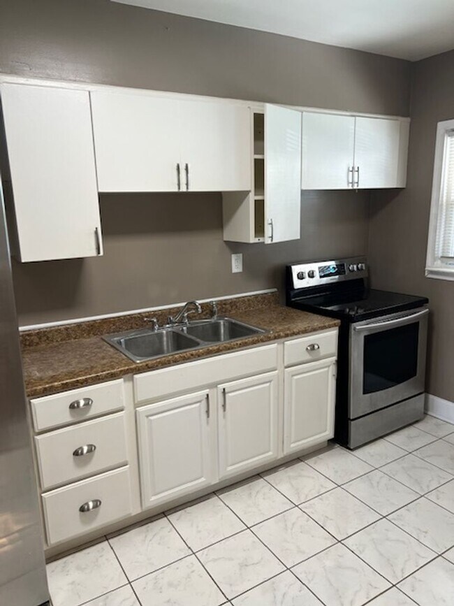 Building Photo - 3 Bedroom Home with Basement and yard