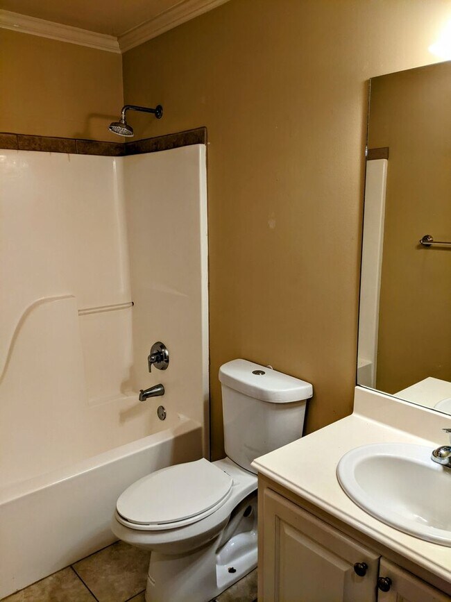 Building Photo - Spacious 3/2 home in a Convenient Location!