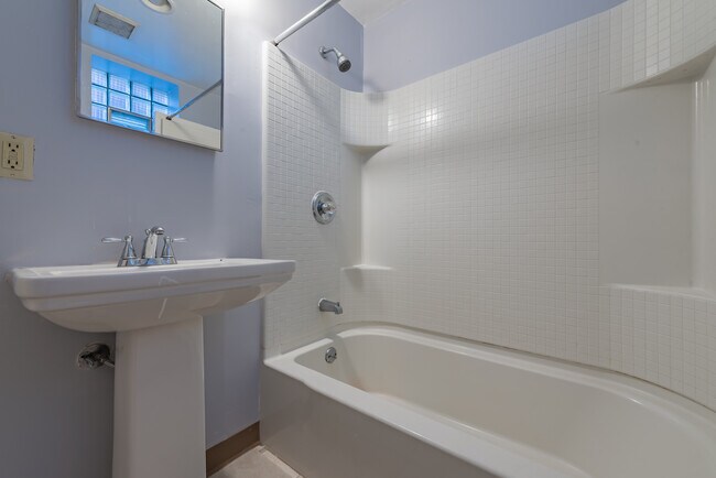 Building Photo - 104 N Graham St