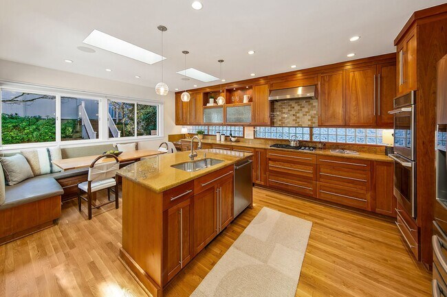 Building Photo - Capitol Hill View Home