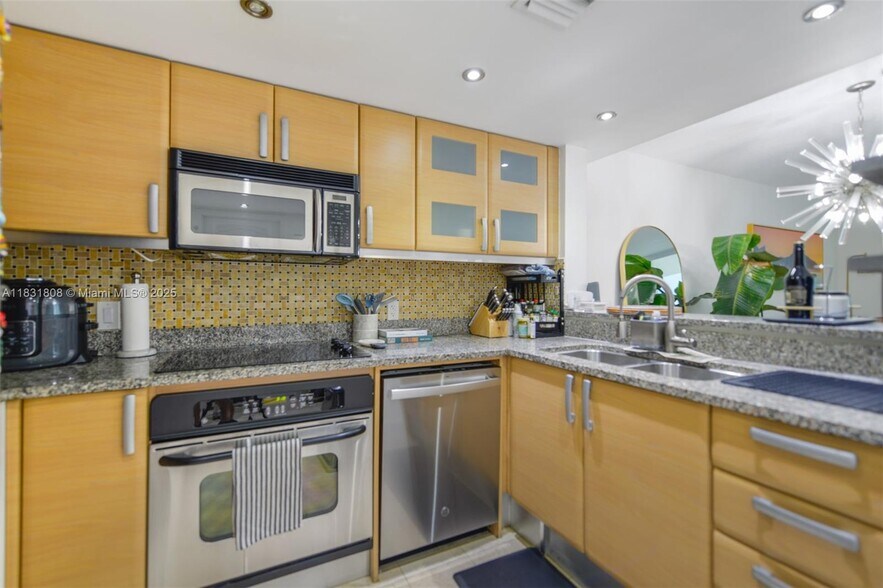 Building Photo - 2101 Brickell Ave