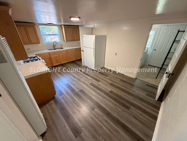 Building Photo - AVAILABLE NOW - Two Blocks From Poly - 2 Bed / 1 Bath