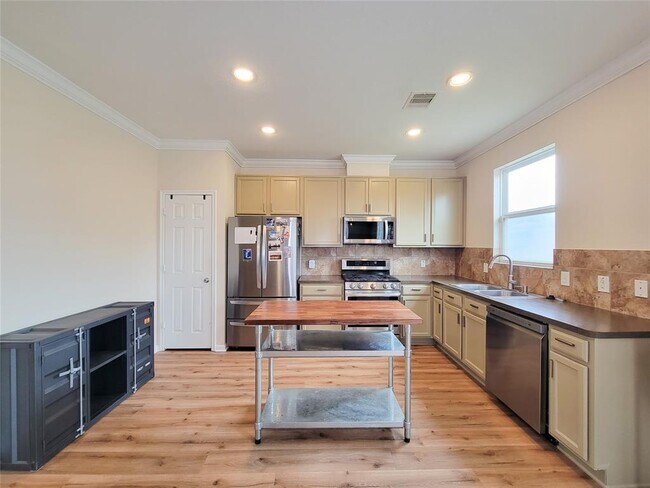 Building Photo - 1610 Pointe Leone