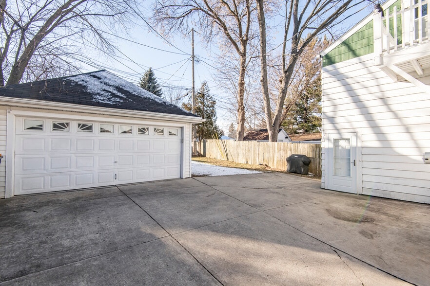 garage - 2615 N Wauwatosa Ave